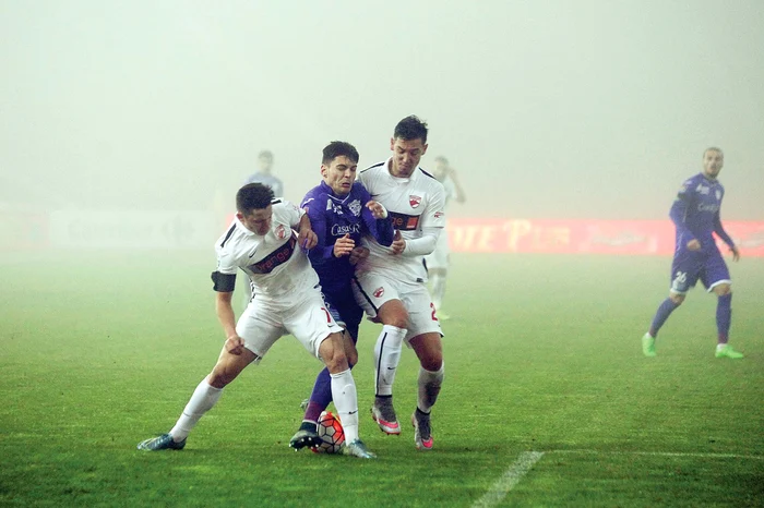 
    Dinamoviştii şi  timişorenii s-au  chinuit să joace  pe o ceaţă densă  