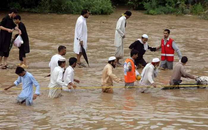109 persoane au murit în Pakistan din cauza inundaţiilor FOTO Ap