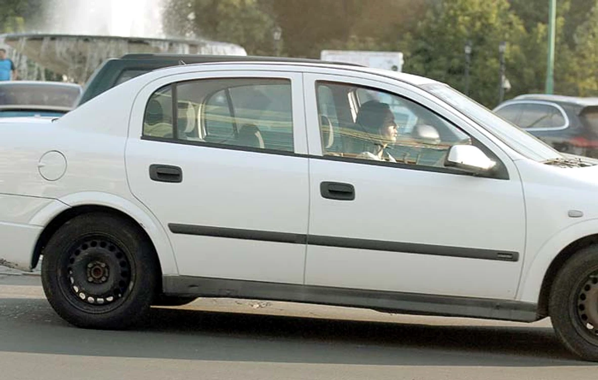 Până când îi va sosi maşina  de lux comandată de tatăl ei,  Margherita conduce un  Opel Astra vechi