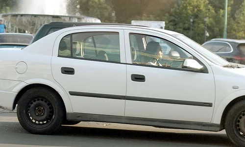 Până când îi va sosi maşina  de lux comandată de tatăl ei,  Margherita conduce un  Opel Astra vechi jpeg