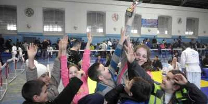 Cei 11 copii legitimaţi la Wazary Dojo Bârlad au adus acasă 11 medalii FOTO Alex Rotaru