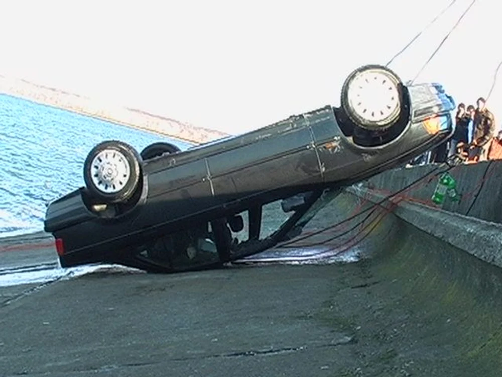 Ramnicu-Valcea: Autoturismul a fost scos de la 10 metri adâncime din apă.