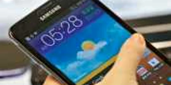 Galaxy Note 2 are dimensiunile reduse ale unui telefon şi dispune de tehnologia ultraperformantă a unei tablete
