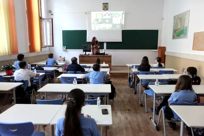 
    La examenele de simulare elevii din clasele a VIII-a și a XII-a nu vor sta în aceeași clasăFoto: Sever Gheorghe  