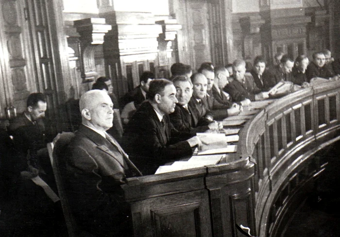 Premierul Petru Groza și membrii guvernului pe care l-a condus. FOTO: Fototeca Online