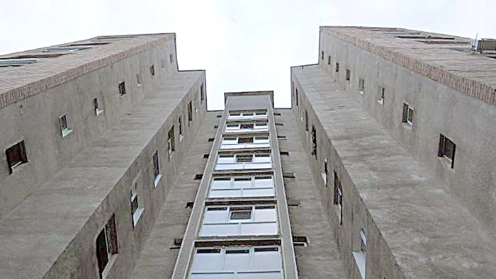 Acesta e blocul de pe care  s-au aruncat cei doi