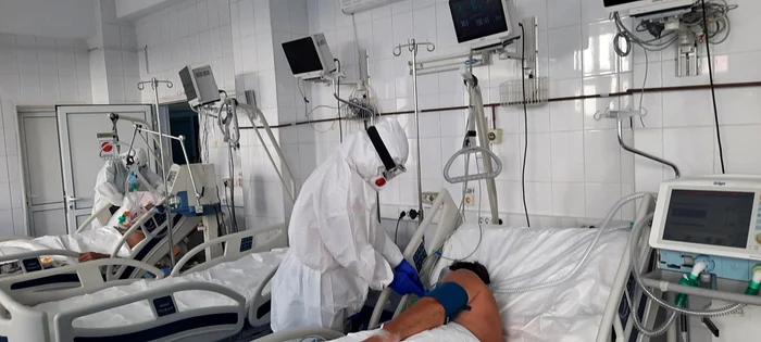 Din ce în ce mai mulţi pacienţi în stare gravă ajung în secţiile Covid, iar spitalele nu au tot timpul medicamentele necesare FOTO: arhiva