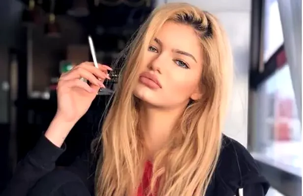 Fiica lui Bouranu, tatuată, decoltată și super tunată. Poza care i-a înnebunit pe fani