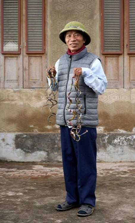 Lungimea totală a unghiilor sale este de 594 cm, adunând toate degetele (Guinness World Records)