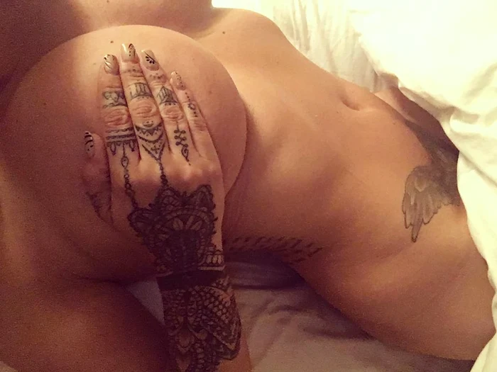 Britanica e înebunită după tatuaje, aceasta având tot felul de desene pe cele mai intime zone ale corpului