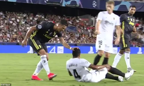 Faza în care Ronaldo îi pune mâna pe cap lui Murillo jpeg