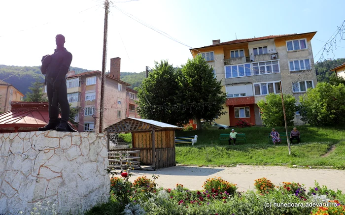 Statuia minerului din Anina. Foto Daniel Guță. ADEVĂRUL