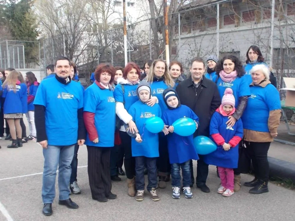 O parte a membrilor Asociaţiei Părinţiilor Copiilor cu Autism din Botoşani FOTO Autism Botoşani