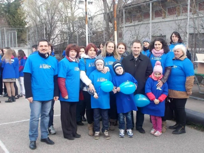 O parte a membrilor Asociaţiei Părinţiilor Copiilor cu Autism din Botoşani FOTO Autism Botoşani