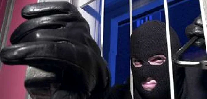 Hoţii sunt căutaţi de carabinieri