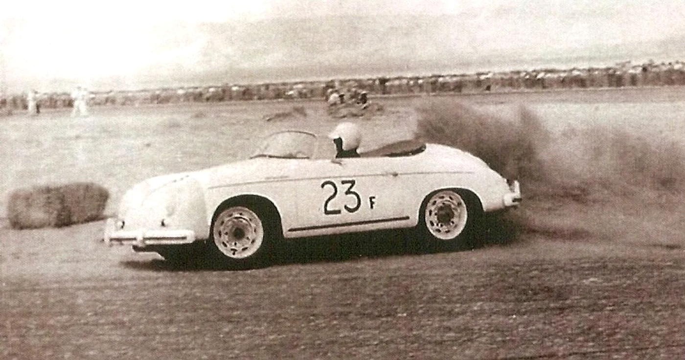 James Dean, la volanul unui Porsche Speedster 23F, într-o cursă la Palm Springs, în martie 1955