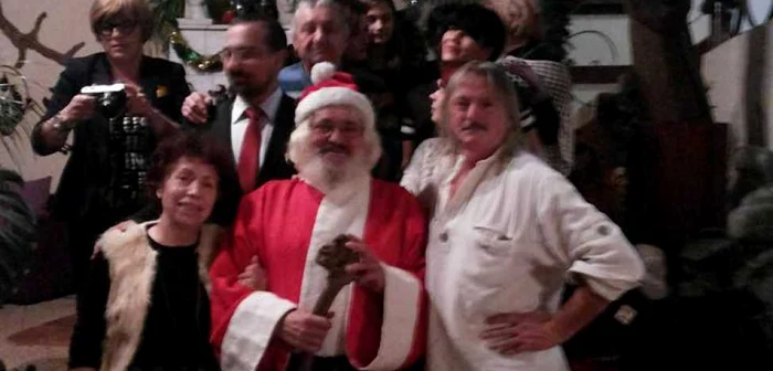 Cum cum îi stă bine oricărui meşter care trăieşte în era internetului, „Moş Crăciun” are şi el un loc doar al său pe internet, pe care îl împarte cu toată lumea