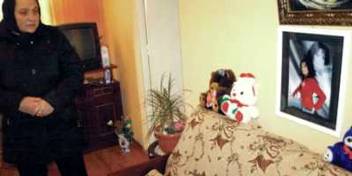 Bunica Cristinei priveşte spre patul în care nepoata sa nu va mai dormi niciodată