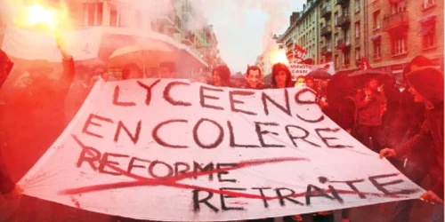 Liceenii au incendiat tomberoane de gunoi şi maşini în centrul Parisului  
