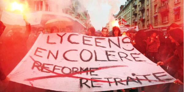 Liceenii au incendiat tomberoane de gunoi şi maşini în centrul Parisului  