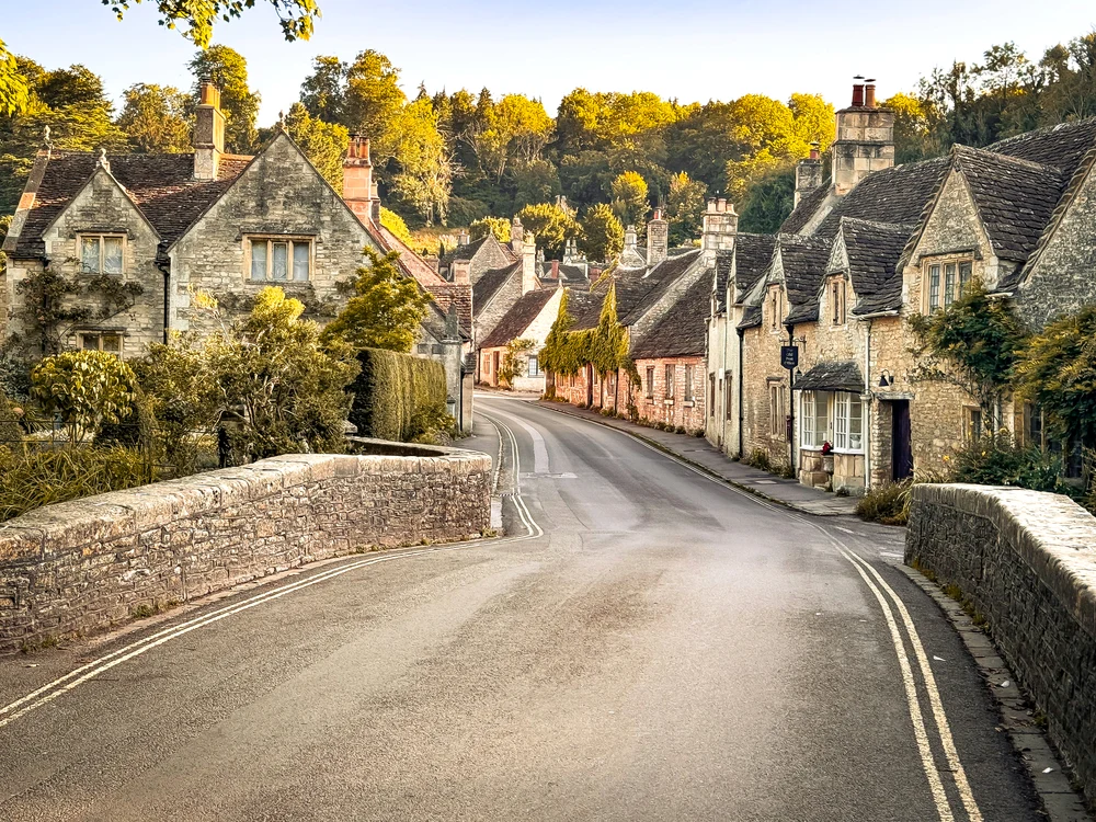 Castle Combe FOTO: HumansMadeThis via Unsplash