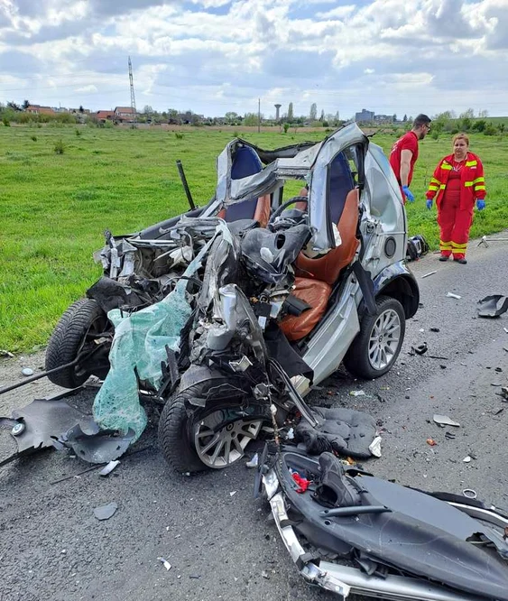 Mașina SMART s-a făcut praf FOTO ISU Arad