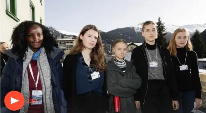 Vanessa Nakate, prima din stangă, lângă grupul de actviste din care face parte şi Greta Thunberg. Foto captura The Guardian