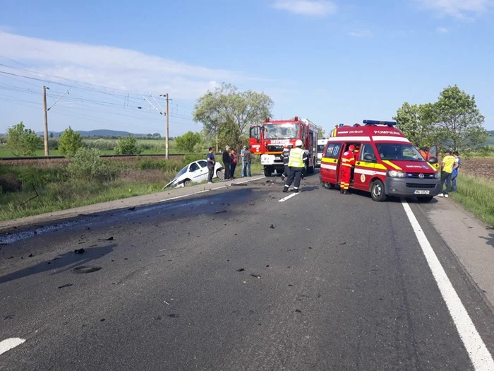 Accidentul s-a produs pe DN17, la intrarea în oraşul Beclean. O persoană va fi preluată de un elicopter SMURD