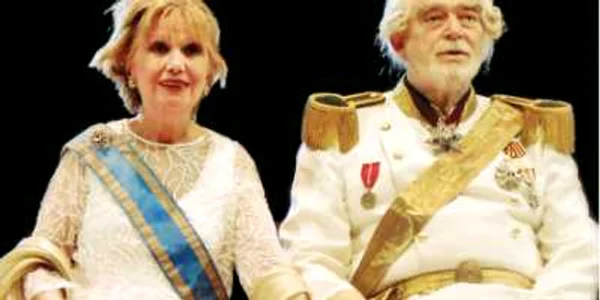 Actriţa  Rodica Tapalagă, în rolul Reginei, alături de Mircea Albulescu, în „Nebunia regelui George“