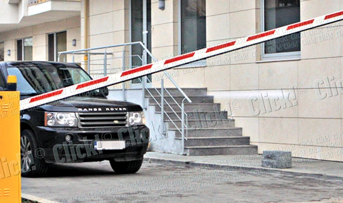 Click! a prezentat în martie 2009 imagini cu Piţurcă venind la locuinţa Vicăi