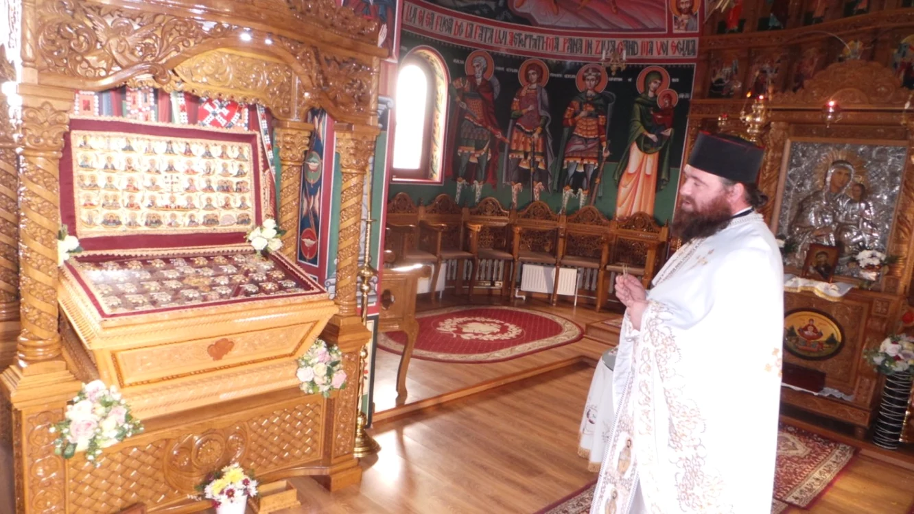 Preotul Onofrei și colecția de moaște FOTO: Ștefan Borcea