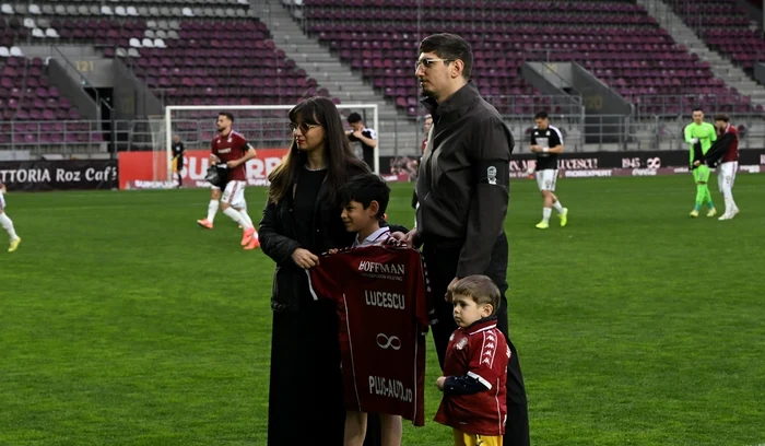 Maria și Matei, nepoții lui Mircea Lucescu, alături de strănepoții lui (FOTO: Sportpictures)
