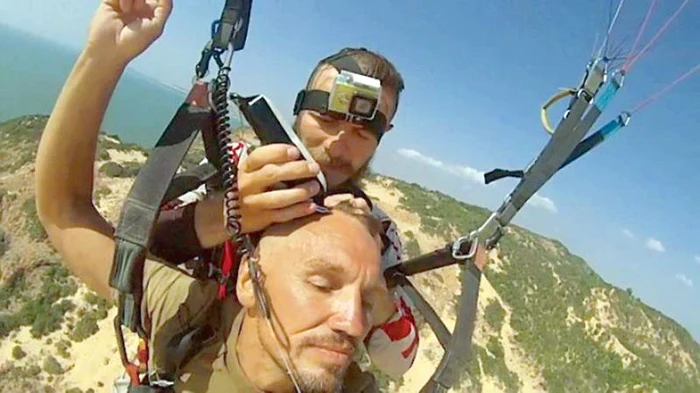 Paraşutistul Aleksandr Orlov povesteşte că avea păr la 800 de metri înălţime şi la 150 de metri deasupra solului era tuns ireproşabil