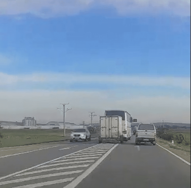 Șofer de autocar, depășire kamikaze pe linie continuă. Alți doi șoferi au evitat un carnagiu rutier VIDEO