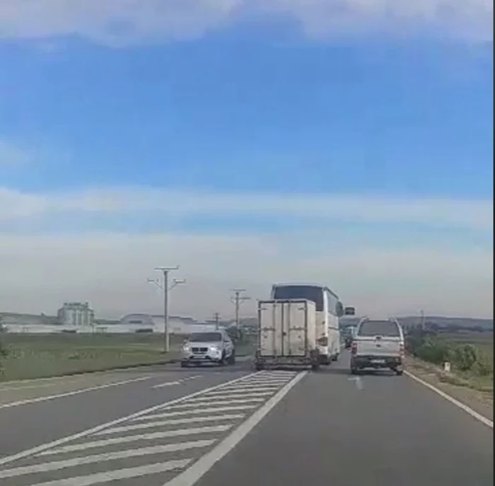 Momentul în care șoferul autocarului intră într-o depășire kamikaze FOTO captură video Vremea Nouă