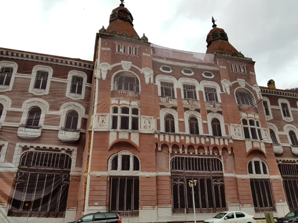 MApN a izolat clădirea cu ajutorul unei plase care împiedică bucăţile de tencuială să mai cadă. FOTO MApN
