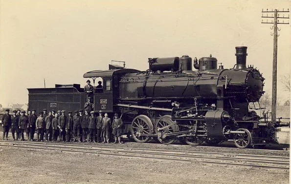 Muncitori de la Atelierele Societăţii Căile Ferate Române din Sibiu, în anul 1919 (© iMAGO Romaniae)
