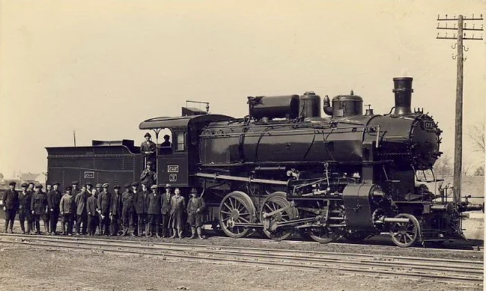 Muncitori de la Atelierele Societăţii Căile Ferate Române din Sibiu, în anul 1919 (© iMAGO Romaniae)