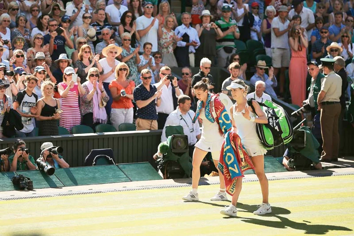 
    Simona Halep şi Eugenie Bouchard  nici nu anticipau anul trecut, când  intrau pe teren pentru a juca semifinala  la Wimbledon, ce vară de coşmar  avea să le aştepte în 2015Foto: Guliver / Gettyimages  