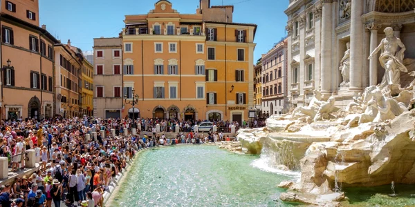 Fontana di Trevi - fântana dorințelor din Roma Italia și puhoaiele de turiști Foto solimarinternational com