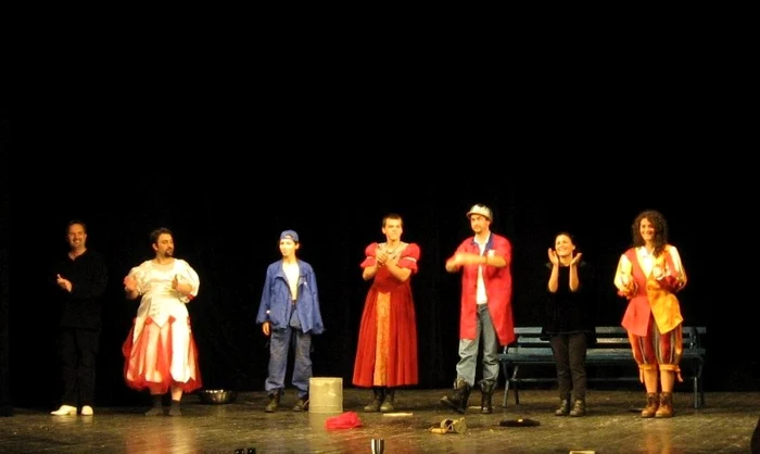 “Visul unei nopţi de vară”, adaptată de regizorul băcăuan Ion Coşa în „Nimic nou despre Shakespeare” FOTO Facebook