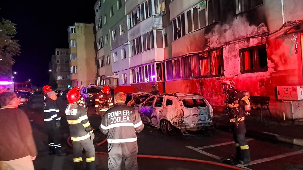 Atac în stil mafiot în județul Brașov: un bărbat a incendiat cu un cocktail Molotov o mașină. Flăcările au cuprins fațada unui bloc