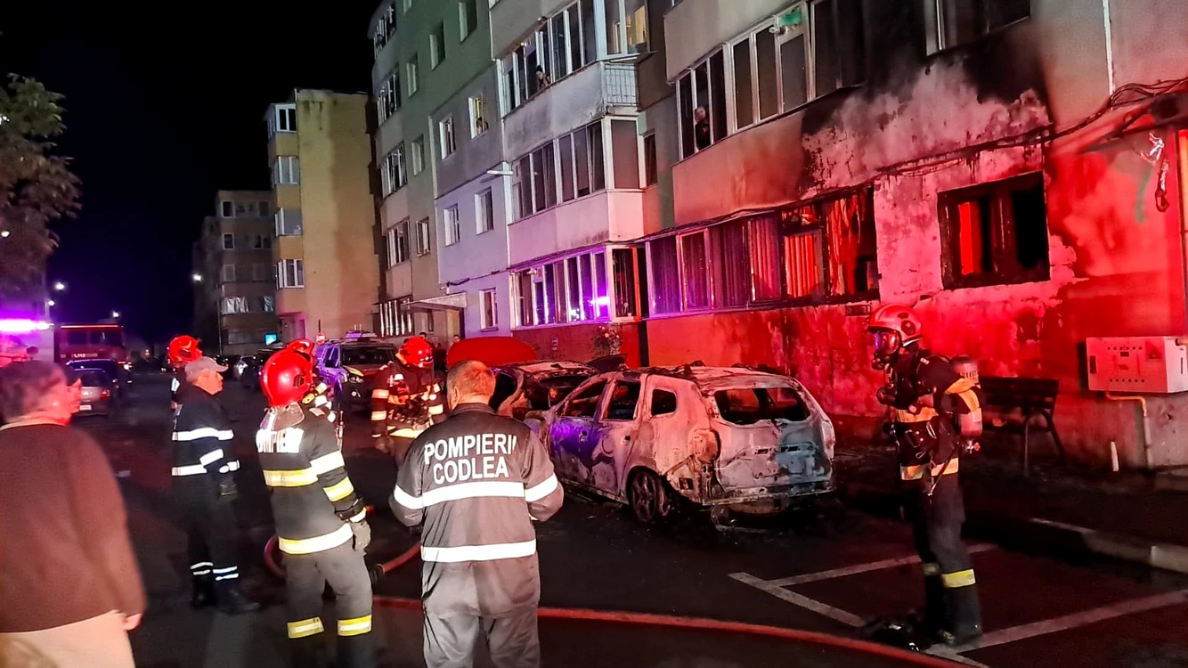 Masină incendiată cu un cocktail Molotov Foto: Pompierii Codlea/Facebook