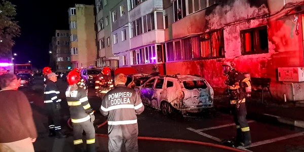 masină incendiată cu un cocktail Molotov Foto Pompierii Codlea   Facebook jpg