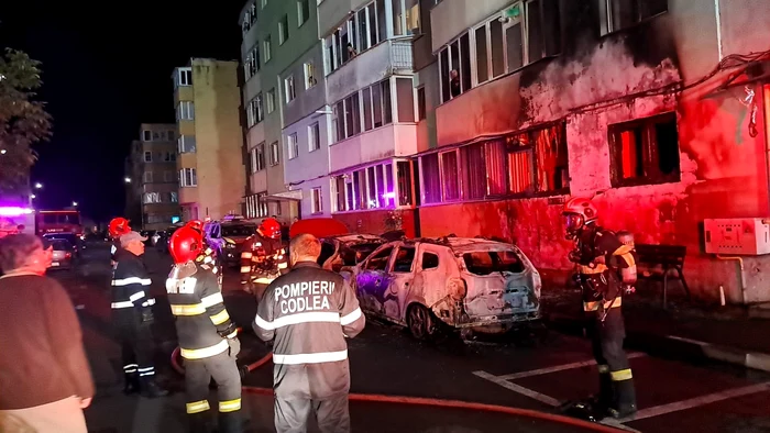 Masină incendiată cu un cocktail Molotov Foto: Pompierii Codlea/Facebook