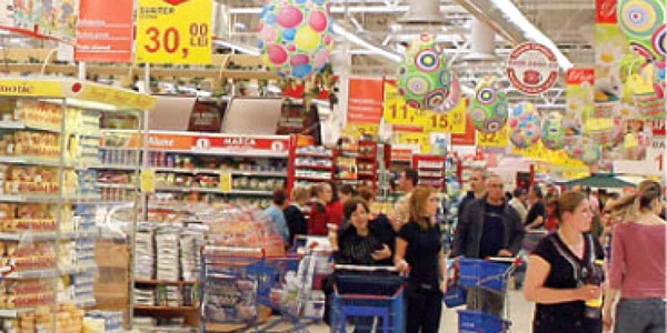 Afacerile din comerţ şi servicii, în derivă