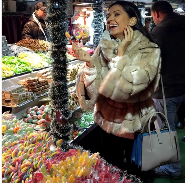 Bruneta nu a putut rezista tentaţiei şi a cumpărat câteva acadele