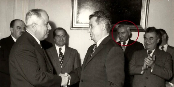 Ion Dinca la 21 februarie 1977 priveste cum Emil Bobu e decorat de Nicolae Ceauescu FOTO Fototeca online a comunismului romanesc