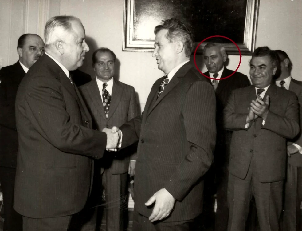 Ion Dinca la 21 februarie 1977 priveste cum Emil Bobu e decorat de Nicolae Ceauescu FOTO Fototeca online a comunismului romanesc