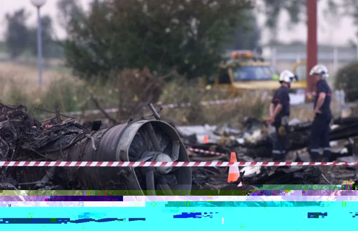 Ultimul accident aviatic în care a fost implicat un avion de linie a avut loc în iulie 2000, când o aeronavă Concorde, operată de Air France, cu 113 oameni la bord, s-a prăbuşit peste un hotel din suburbia pariziană Gonesse FOTO AP / imagine din data de 26 iulie 2000, cu rămăşiţele avionului Concorde